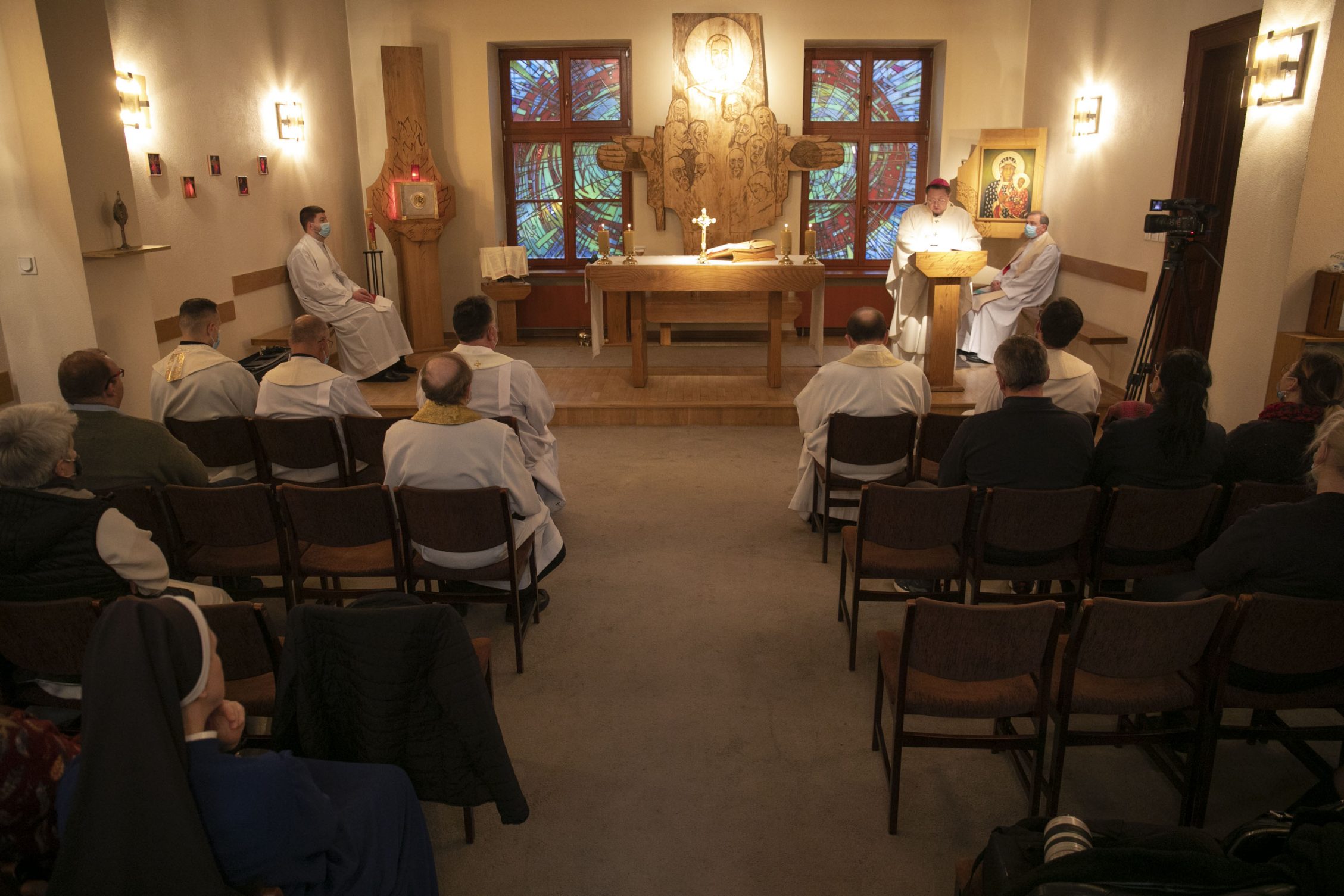 modlący się ludzie